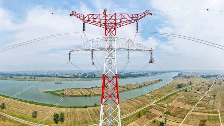 500 kV transmission project completes Huaihe River crossing