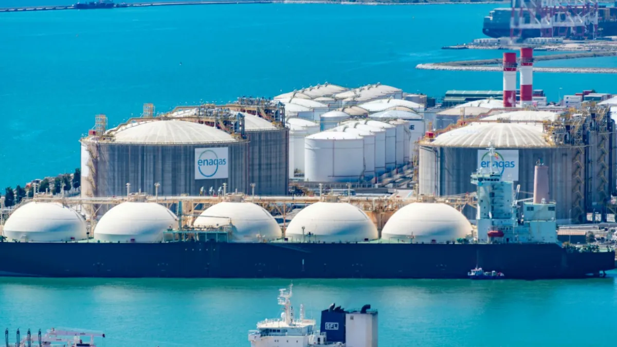 Singapore plans long-term LNG supply deals