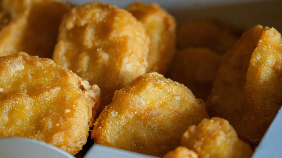 Weekly Global Wrap: Burger King overhauls chicken nuggets; Robotic pizza makers fail; Wahlburgers shutters restaurants