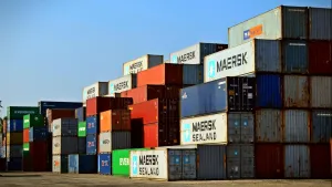 Carriers urged to lock in long-term shipping deals as freight rates slide