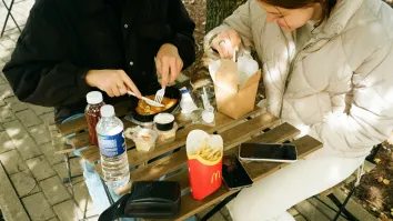 Weekly Global Wrap: Singles embrace fast food dates; Steak n' Shake bans microwaves; Pizza Hut Korea sold to private equity