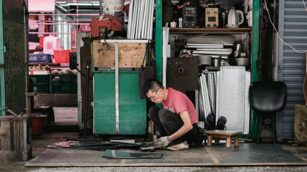 Manufacturing output slows in Q1 as producer prices surge