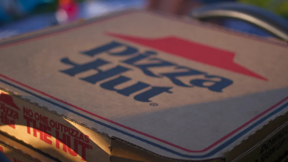 Weekly Global Wrap: Yum China buys Pizza Hut China; McDonald’s revives fried apple pie; Taco Bell expands fajita lineup