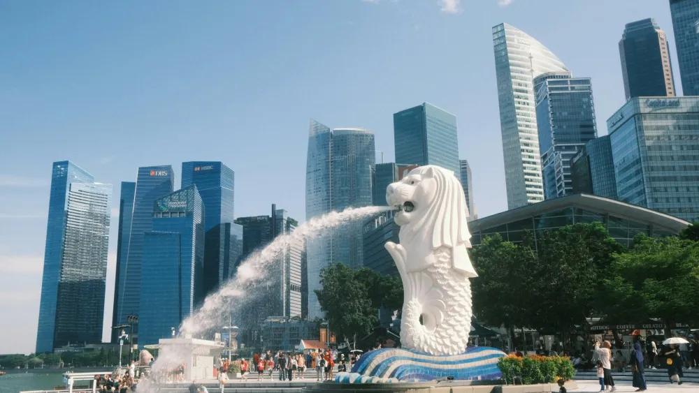 Singapore banks stretch hiring as caution deepens