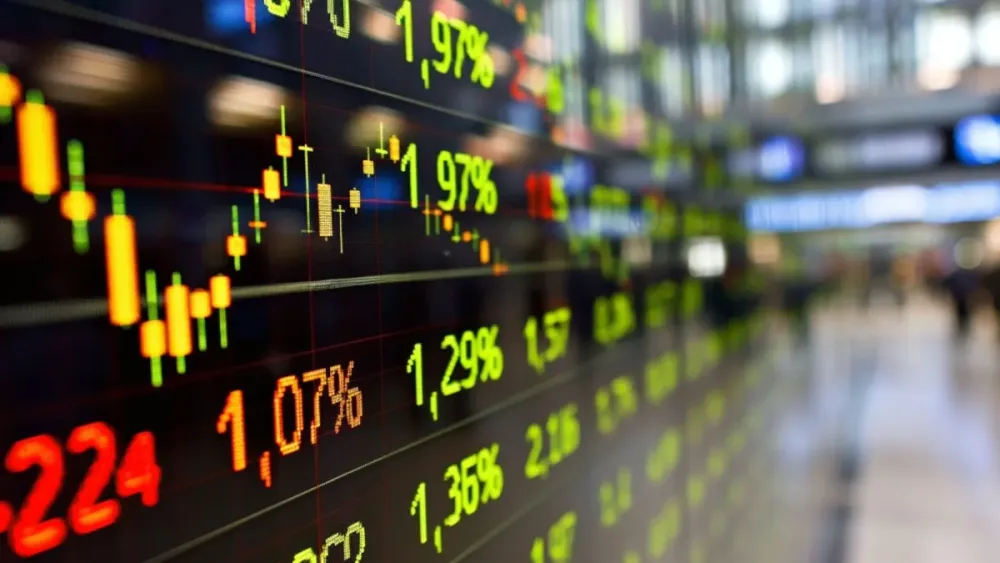 STI hits record 5,561.42 ahead of earnings season