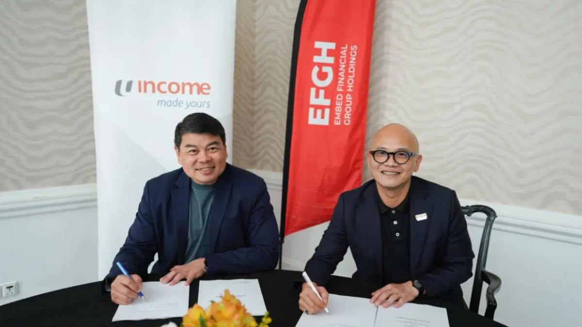 Business Transfer of Digital Insurance Platform Signing Ceremony in Singapore on Thursday 18 June, 2026. Left to Right. Andrew Yeo - Chief Executive Officer, Income Insurance. Dennis Ng - Founder, Executive Chairman and Group CEO, EFGH.