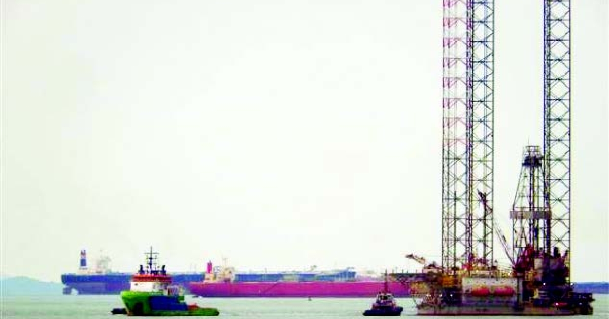 West Rigel Rig Fairmount Summit Towed Jack-up Rig West Ariel to Singapore | Marine ...
