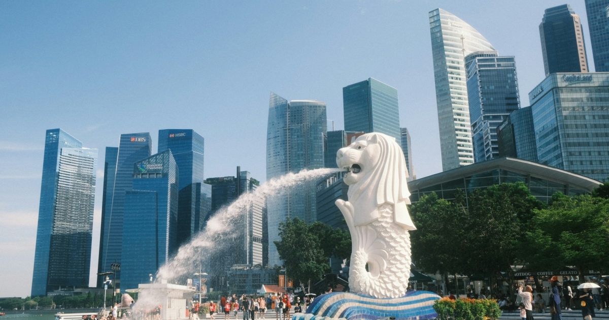 Singapore banks stretch hiring as caution deepens